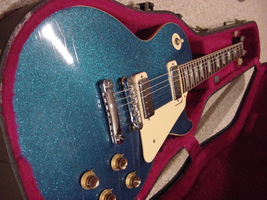 LesPaulDeluxeBlueSparklePic1